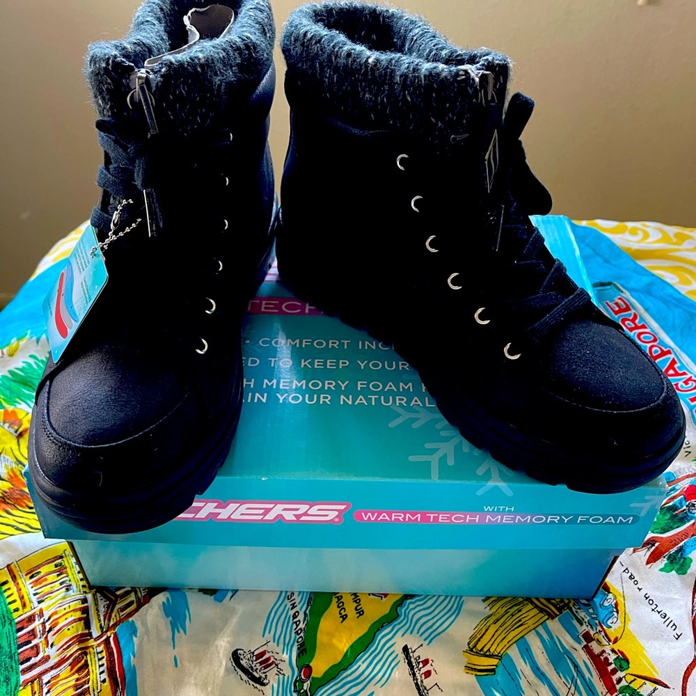 NWT . Skechers Black booties NEW in BOX 🔥🔥🔥 🔥
